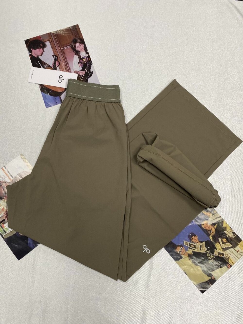 👩🌾Brand New ALO Yoga🧚♀️Olive Suit Up Pants Wide Leg 30 Inch - Picture 4 of 7